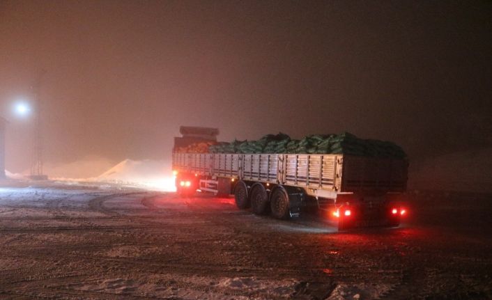 Bin 650 rakımlı geçitte kar yağışı sürücülere zor anlar yaşattı