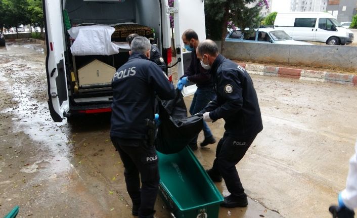 Birlikte yaşadığı iddia edilen kadını öldürdü, 2 gün cesedi başında bekledi