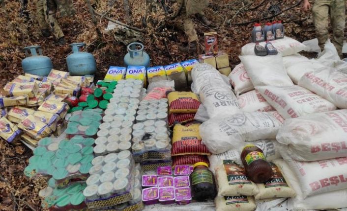 Bitlis’te teröristlere ait toprağa gömülü yaşam malzemeleri ele geçirildi