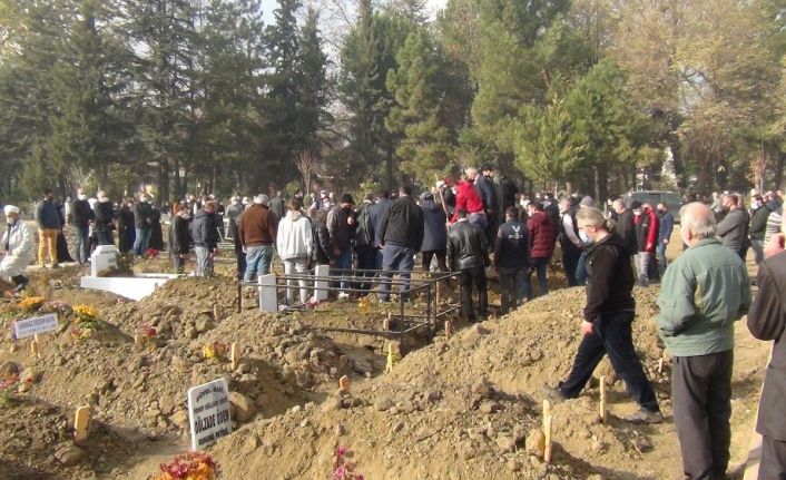 Bu acının tarifi yok...Aynı aileden 4 kişi korona virüsten öldü