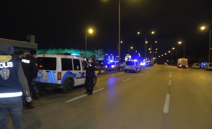 Bursa’da yapılan denetimlerde alkollü sürücü ve arkadaşı önce polisle bekçiye saldırdı ardından küfür etti