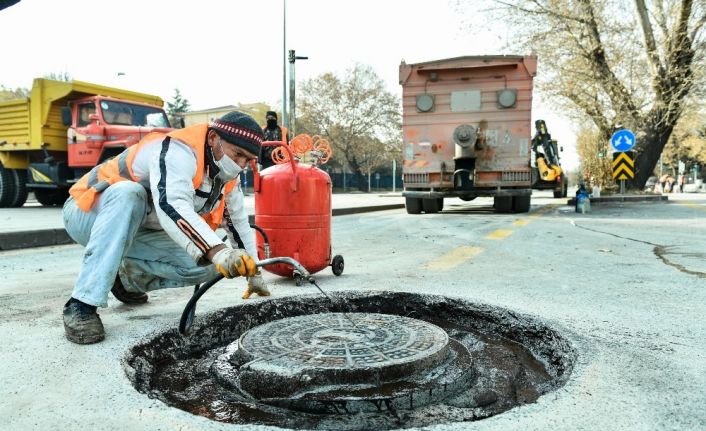 Büyükşehir harekete geçti, 9 bin baca kapağı yol seviyesine getiriliyor