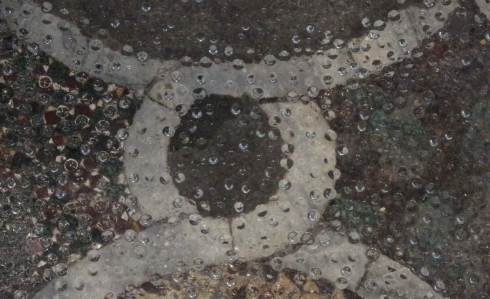 Cami tabanındaki mozaikler "Daha güzel görünsün" diye cam döşeme içine alınmıştı şimdi buğulanma nedeniyle neredeyse gözükmüyor