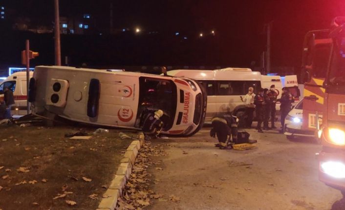 Çiçeği burnunda anneyi taşıyan ambulans personel servisiyle çarpışıp devrildi: 14 yaralı