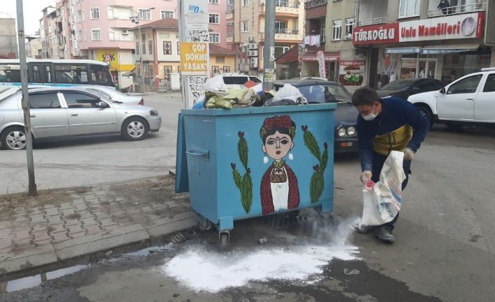 Çöp konteynerleri virüs tehlikesine karşı ilaçlanıyor