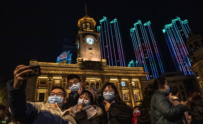 Covid-19’un ilk ortaya çıktığı Wuhan’da halk yılbaşında kent merkezini doldurdu