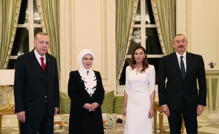 Cumhurbaşkanı Erdoğan ve eşi Emine Erdoğan Bakü’de resmi aile yemeğine katıldı