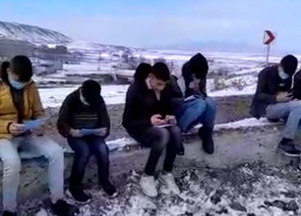 Derslerini takip edebilmek için çektikleri video ile sosyal medyadan destek istediler