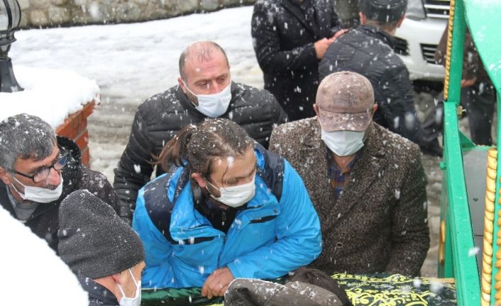 Diyarbakır Valisi Münir Karaloğlu ve Yargıtay Üyesi Burhan Karaloğlu’nun annesi toprağa verildi
