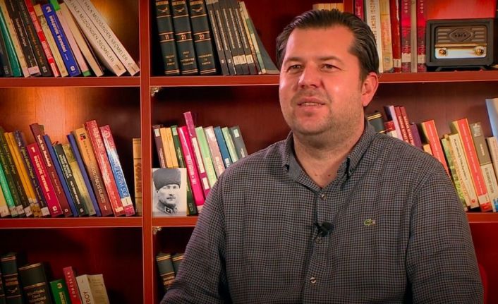 Doç. Dr. Aydın, "Beynine Bir Kez Hava Değmeye Görsün" isimli eseri kitap severler için anlattı