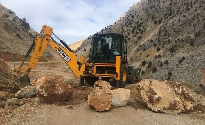 Doğa harikası göle arazi aracı ile girilince, muhtar göle giden yolu iş makineleri kayalarla kapattı