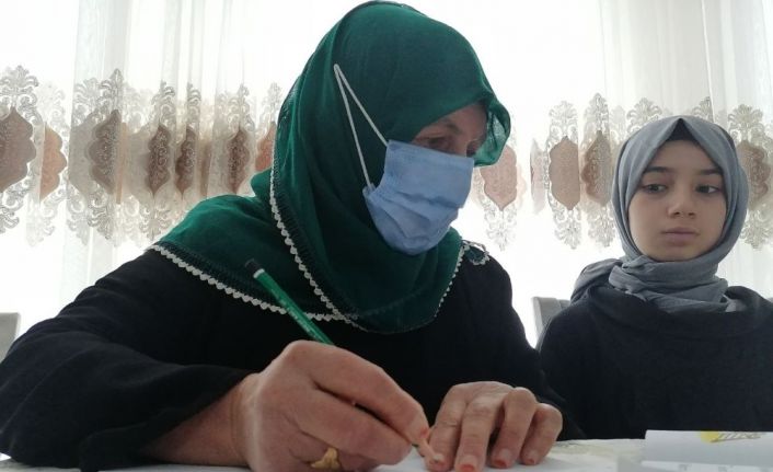 Doktor, mühendis ve öğretmen yetiştiren anne şimdi okuma yazma öğreniyor