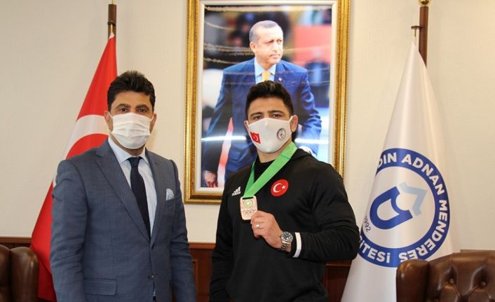 Dünya üçüncüsü ADÜ öğrencisi Arslan, Rektör Aldemir ile görüştü