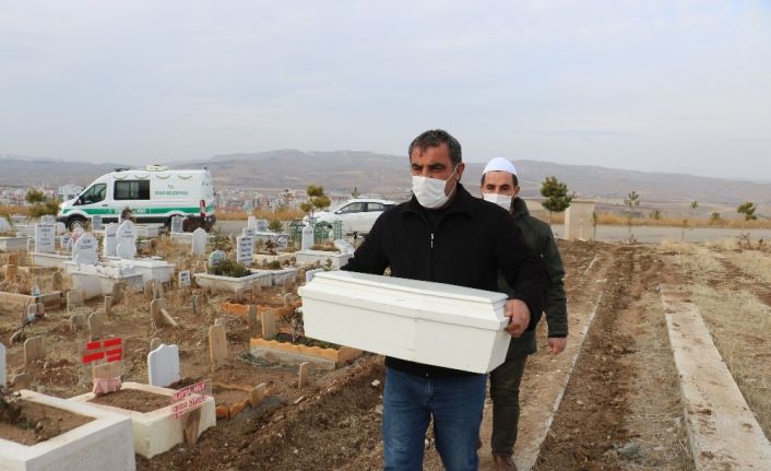 Dünyada bir gün bile geçiremedi, cenazesi de ölümü kadar yürek burktu