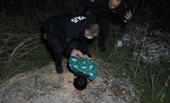 Dur ihtarına uymadılar, polisten kaçarken yolun bittiğini görmeyip otomobille tarlaya düştüler