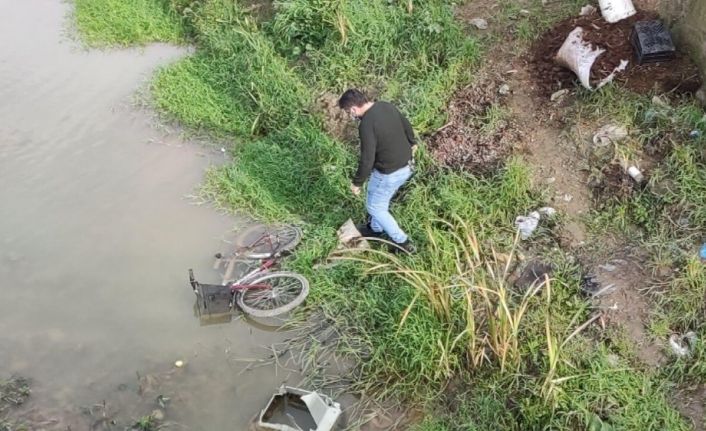 ‘Dur’ ihtarına uymayan bisikletli, bisikleti dereye atıp yaya kaçtı