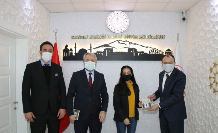 Eğitim ve Öğretime Verilen Arada Hayalindeki Kitabı Yazdı