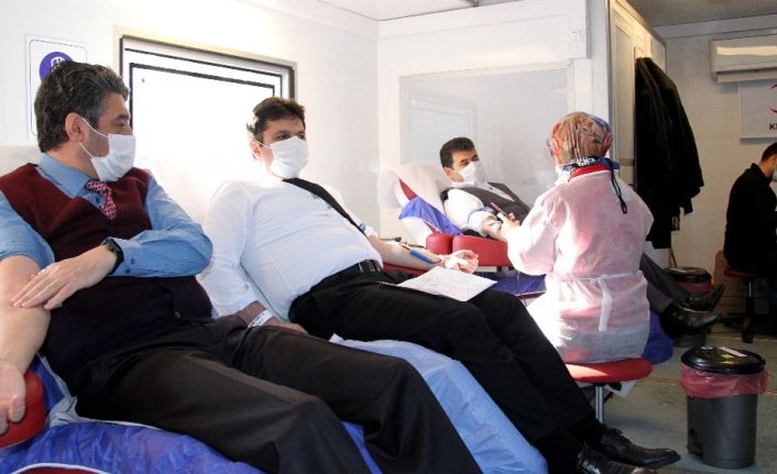 Eğitimciler ‘Bir damla hayat da sen ol’ sloganıyla Kızılay’a kan bağışında bulundu