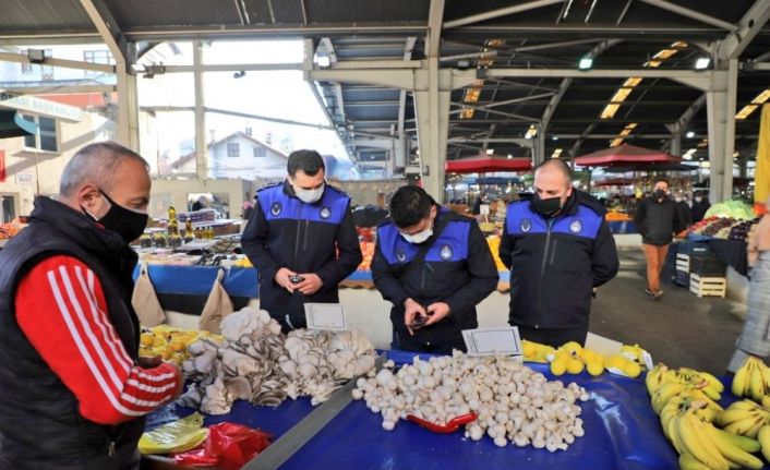 Ekipler pazarda HES kodu ve ateş ölçümü yaptı