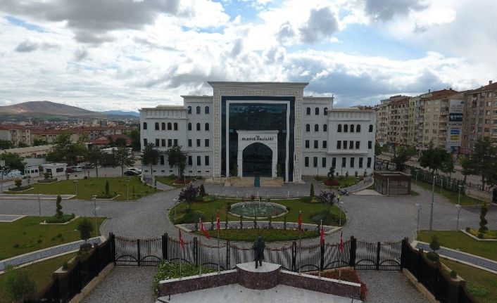 Elazığ’da Covid-19 tedbiri: Caddelere kısıtlama, evlere uyarı etiketi