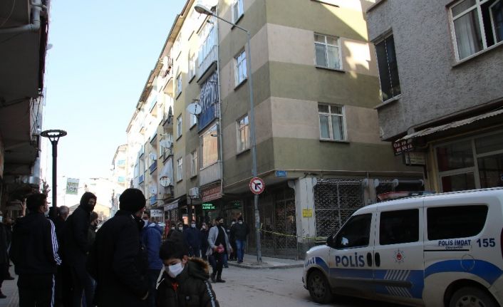 Elazığ’da depremde hasar alan orta hasarlı bir bina tahliye edildi