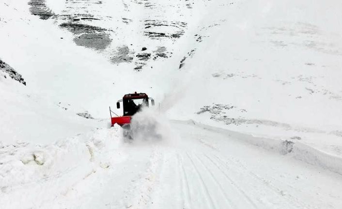Erzincan’da kar ve tipiden 6 köy yolu ulaşıma kapandı