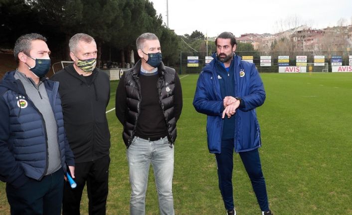 Fenerbahçe Başkanı Ali Koç, Yönetim Kurulu Üyeleri Mustafa Kemal Danabaş ve Selahattin Baki ile Sportif Direktör Emre Belözoğlu, sarı-lacivertli takımın bugünkü antrenmanını yakından takip etti.