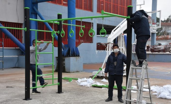 Gençlik ve Spor İl Müdürlüğü stadyumun arka tarafına açık spor aletleri yerleştirmeye başladı