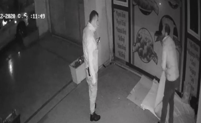 “Gidecek yerim yok” diyen vatandaş polis tarafından sokakta uyurken bulunup, misafirhaneye alındı