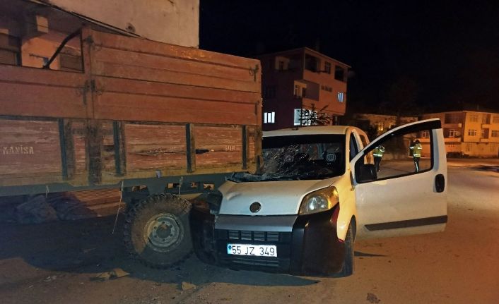 Hafif ticari araç park halindeki traktör römorkuna çarptı: 1 yaralı