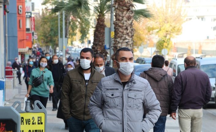Hafta sonu uygulanacak olan sokağa çıkma kısıtlamasına saatler kala vatandaşlar kent merkezine akın etti