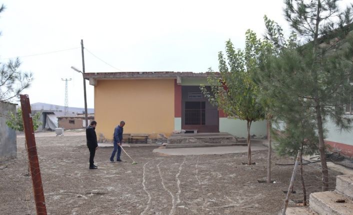 Hazro’da cami, taziye evi ve okul bahçeleri parke taşı ile döşendi