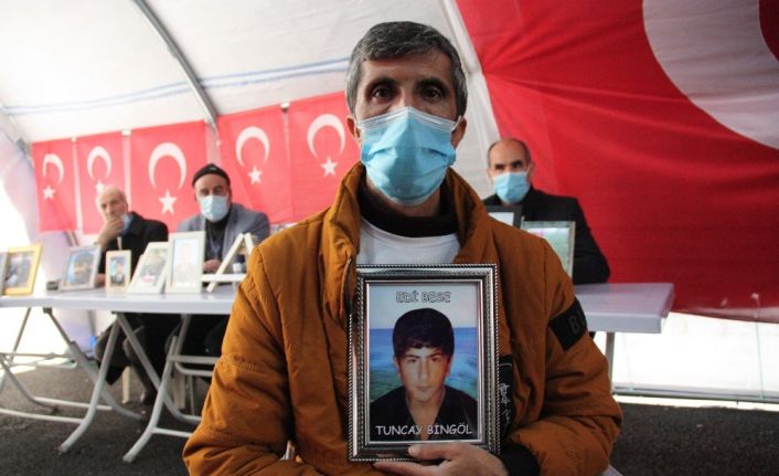 HDP önünde evlat nöbetini sürdüren baba Şevket Bingöl: "Bombaları HDP patlatıyor"