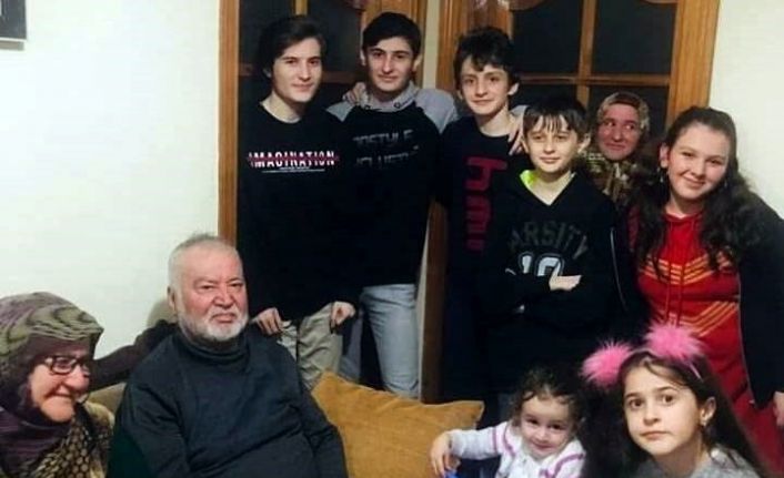 Her gece eve giderken gül götürdüğü eşi ile aynı gün korona virüse yenildi