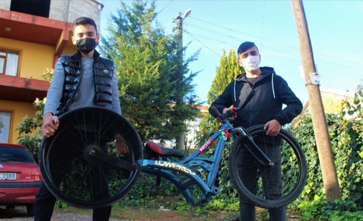 Hurda parçalarla araba lastikli bisiklet yapan 2 arkadaş paraya para demiyor