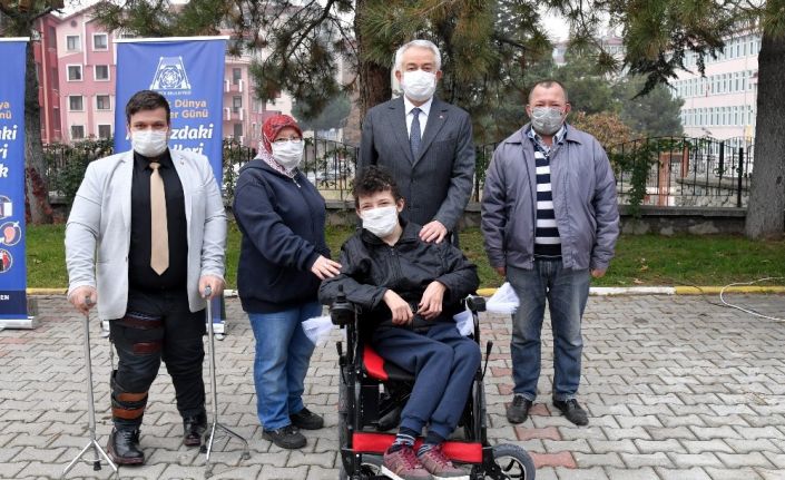 Isparta Belediyesi yürüme engellilere 100 adet akülü tekerlekli sandalye hediye etti
