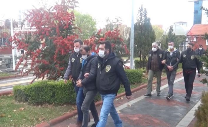 Isparta’da kendilerini polis olarak tanıttıkları kişileri 250 bin lira dolandıran 4 şüpheli tutuklandı
