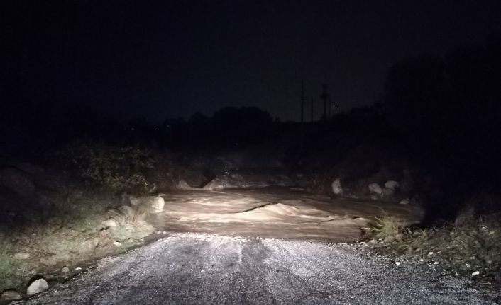 İzmir’de hafif ticari araç sel sularına kapıldı: 5 kişiden 2’si kayıp