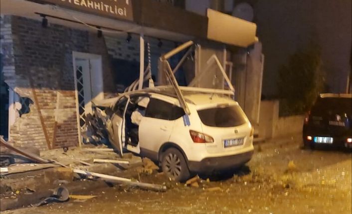 İzmir’de kısıtlama sessizliği kaza gürültüsü ile son buldu...Cip iş yerine girdi