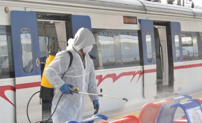 İzmir’de korona virüsüne karşı duraklar, toplu ulaşım araçları dezenfekte ediliyor