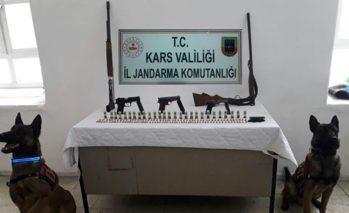 Jandarma ruhsatsız silahları yakaladı