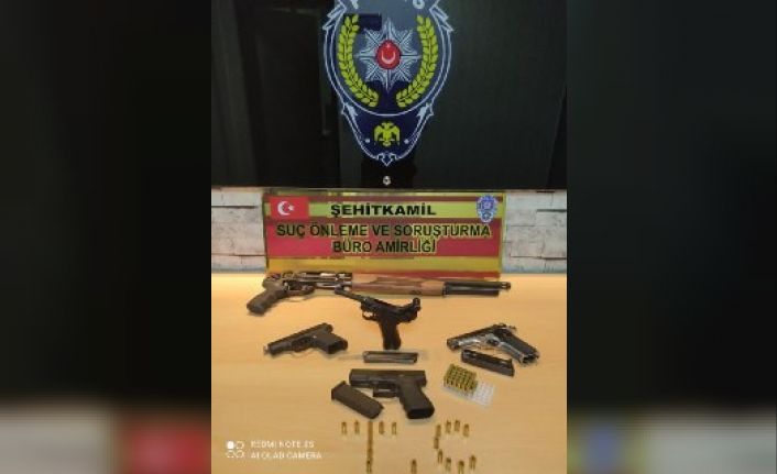 Kaçak silah operasyonu: 1’i tarihi eser 4 tabanca ile 1 tüfek ele geçirildi