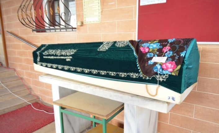 Kalp krizinden ölen kadın ile korona virüsten ölen kadının cenazeleri karıştı