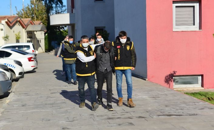Karı koca ve kız kardeş, çiftçinin çıplak videosunu çekip şantaj yaptı