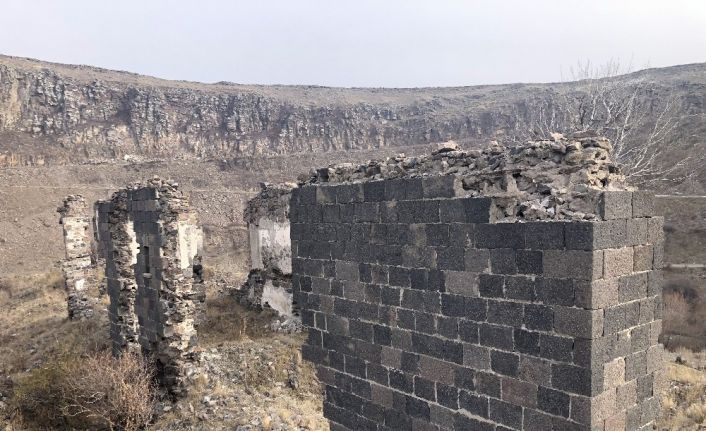 Kars’ta tarihi evlerin sadece izleri kaldı