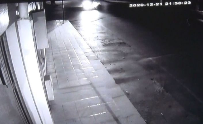 Kazada yaralanan sürücüyü battaniye ile soğuktan korumaya çalıştılar