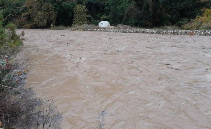 Kemer’de tarım alanları suyla doldu, köprü tıkandı, kaya parçaları yollara düştü