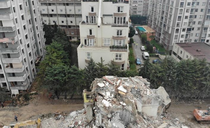 Kentsel dönüşüm için yıkılan bina, içinde insanların olduğu diğer binaya zarar verdi