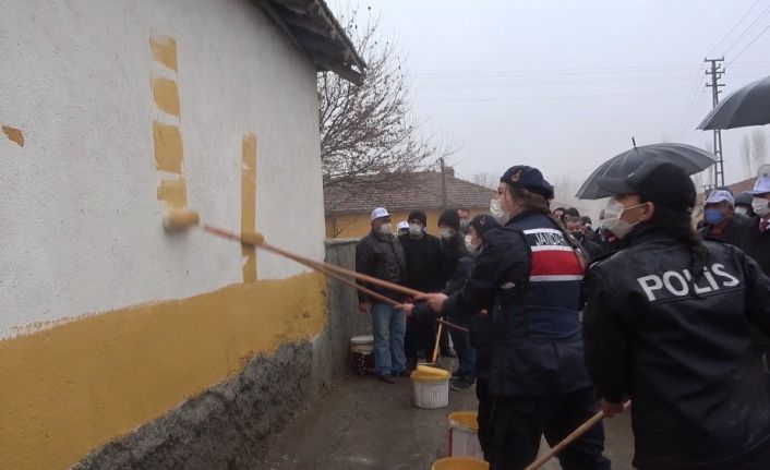 Kırıkkale’de “En Güzel Köy Benim Köyüm” projesi: Jandarma ve polis ev boyadı