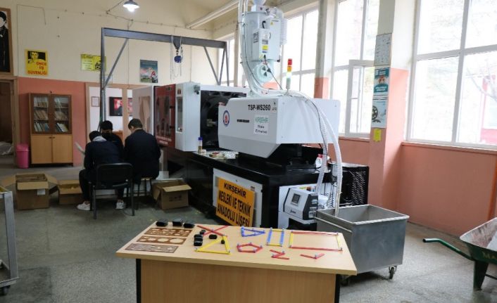 Kırşehir MTAL’nde gece-gündüz plastik şablon ve plastik şerit üretimi yapılıyor